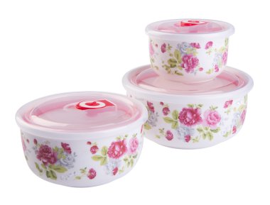 beyaz zemin üzerinde saklama kapları.