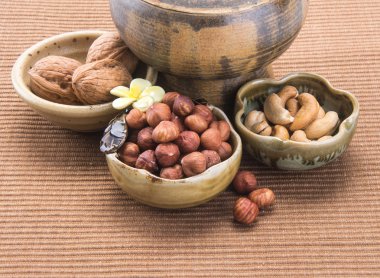 Kafayı yemiş. arka planında karışık Kuruyemiş