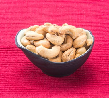 Kafayı yemiş. arka planda kaju fıstığı