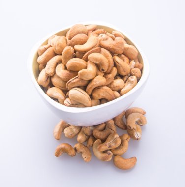 Kafayı yemiş. arka planda kaju fıstığı