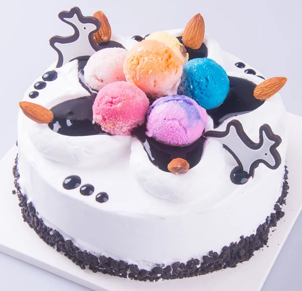ケーキだ。背景にアイスクリームケーキ — ストック写真