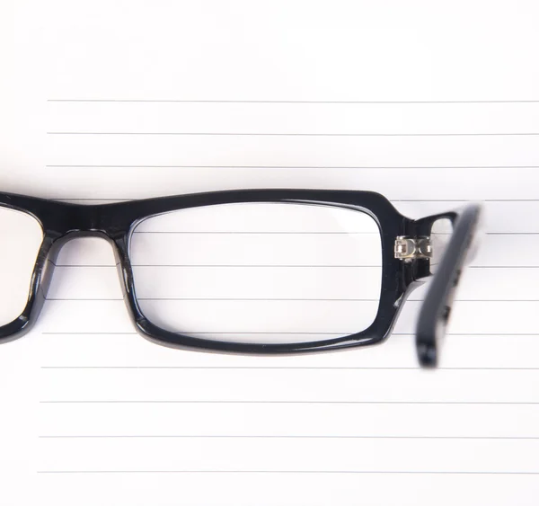 Brille auf. Brille mit Buch auf dem Hintergrund — Stockfoto