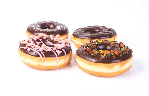 Donuts de chocolate sobre un fondo blanco —  Fotos de Stock