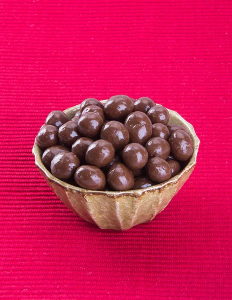 Des boules de chocolat. boules de chocolat dans un bol sur un fond — Photo