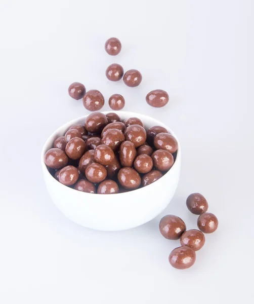 Bolas de chocolate. bolas de chocolate en un tazón sobre un fondo — Foto de Stock