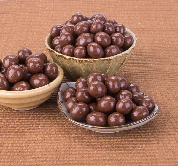 Bola coklat. bola cokelat dalam mangkuk di latar belakang — Stok Foto