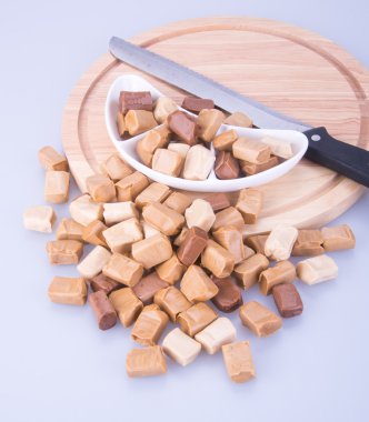 şekerler. karamel şekerler. karamelli şeker bir arka plan üzerinde. enesen