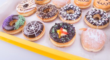 bir arka plan üzerinde çeşitli börekler çörekler