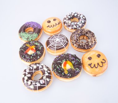çörek. Halloween donut arka planda