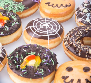 çörek. Halloween donut arka planda
