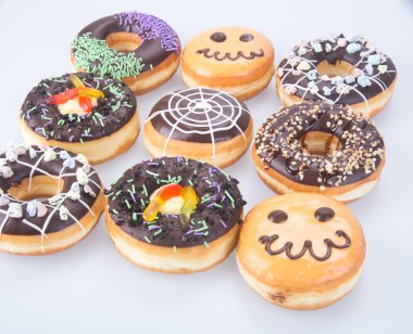 çörek. Halloween donut arka planda