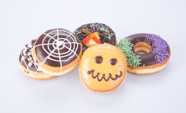 çörek. Halloween donut arka planda