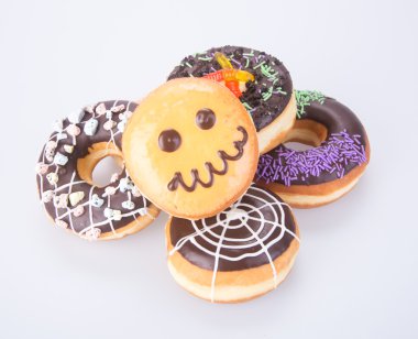 çörek. Halloween donut arka planda