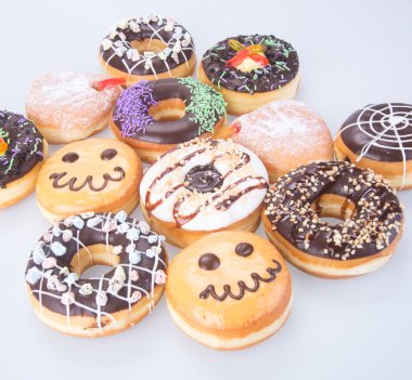 çörek. Halloween donut arka planda