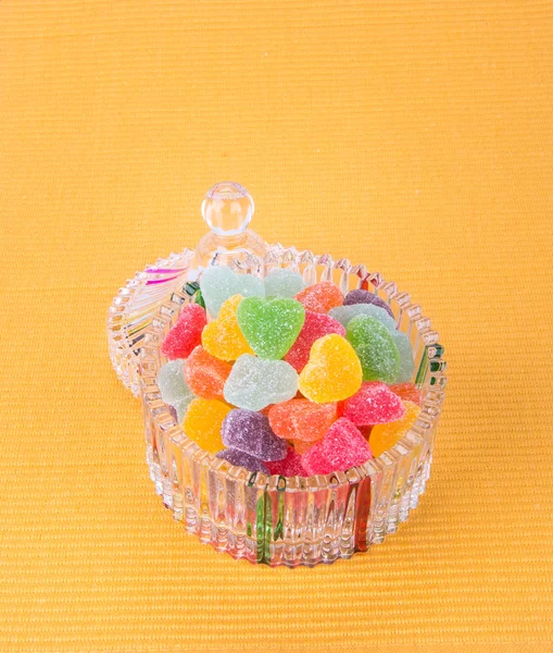 Caramelle. caramelle di gelatina in ciotola di vetro su uno sfondo — Foto Stock