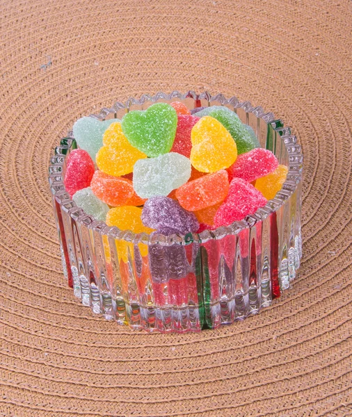 Doces. doces de geleia em tigela de vidro em um fundo — Fotografia de Stock