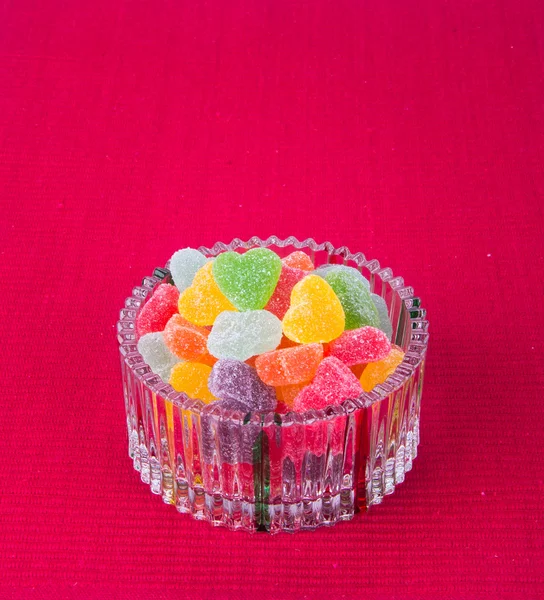 Süßigkeiten. Gelee-Bonbons in Glasschale auf einem Hintergrund — Stockfoto