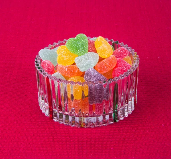 Süßigkeiten. Gelee-Bonbons in Glasschale auf einem Hintergrund — Stockfoto