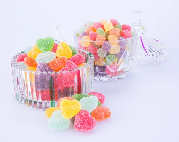 Caramelos. caramelos de gelatina en un recipiente de vidrio sobre un fondo —  Fotos de Stock