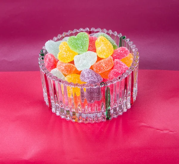 Cukierki. Cukierki-pralinki w szklanej misce na tle — Zdjęcie stockowe