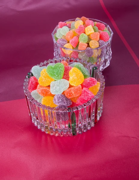 Cukroví. želé bonbóny ve skleněné mísy na pozadí — Stock fotografie