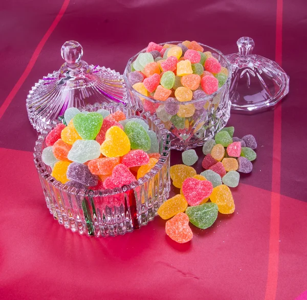 Cukierki. Cukierki-pralinki w szklanej misce na tle — Zdjęcie stockowe