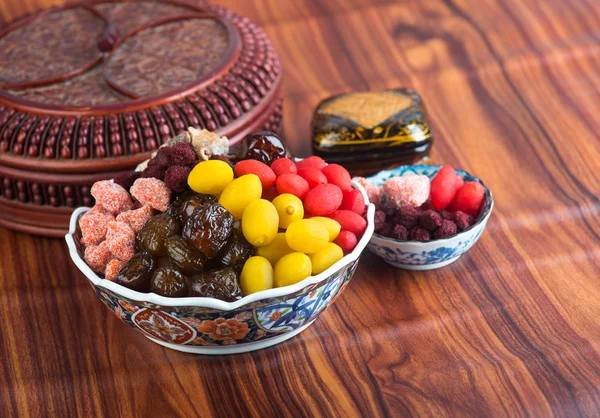 Frutta conservata. frutti cinesi conservati sullo sfondo — Foto Stock