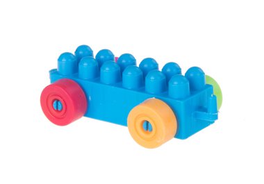 Oyuncak. Oyuncak blok araba. Oyuncak blok araba arka planda