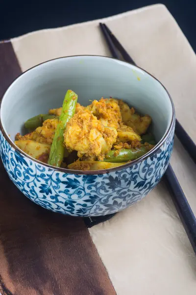 Curry-Krake im Hintergrund. Curry-Krake auf dem Hintergrund — Stockfoto