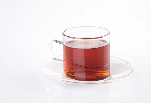 Tee in Glasschale auf einem Hintergrund. Tee im Glasbecher auf einem Background — Stockfoto
