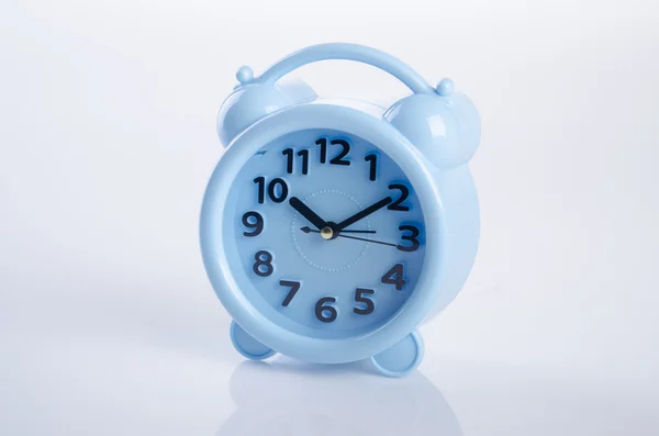 Alarm clock. alarm clock on background. alarm clock on the backg — Stock Photo, Image