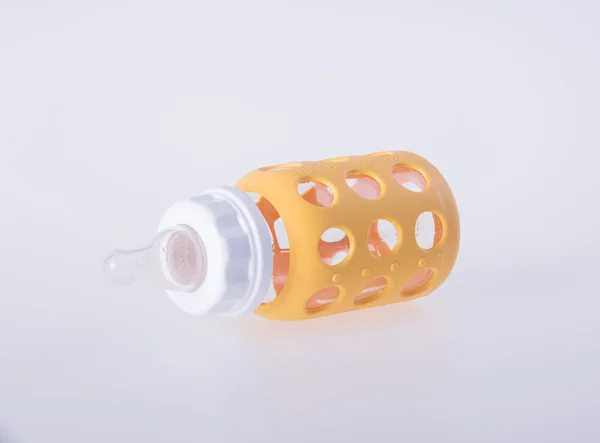 Garrafa de vidro de bebê. garrafa de vidro do bebê em um fundo . — Fotografia de Stock
