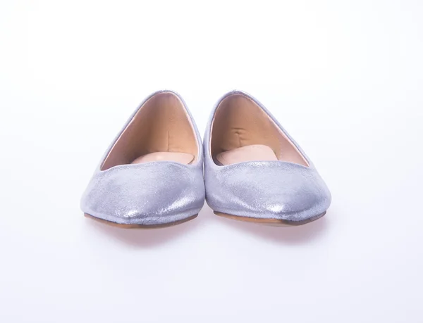Schoen. Zilveren kleur mode vrouw schoenen op een achtergrond. — Stockfoto