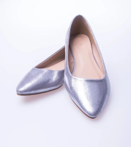 Sko. Silver färg mode kvinna skor på en bakgrund. — Stockfoto