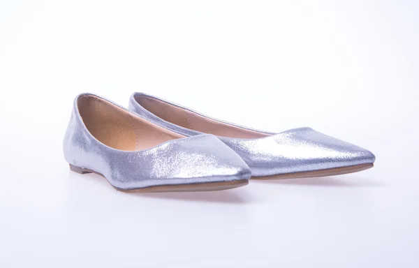 Ayakkabı. Bir arka plan üzerinde gümüş renkli moda kadın ayakkabı. — Stok fotoğraf