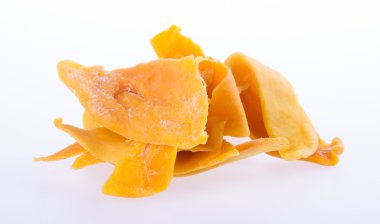 Mango kuru veya kurutulmuş mango dilimleri arka plan üzerinde.