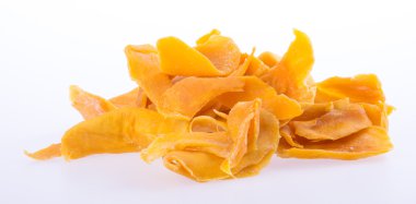 Mango kuru veya kurutulmuş mango dilimleri arka plan üzerinde.