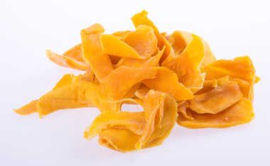 Mango kuru veya kurutulmuş mango dilimleri arka plan üzerinde.
