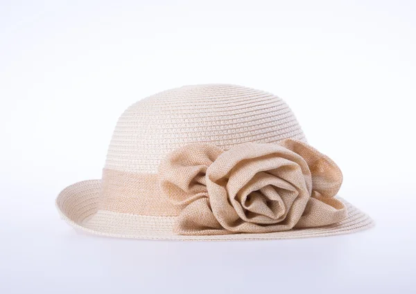 Sombrero para dama o sombrero de paja bonita con flor . — Foto de Stock