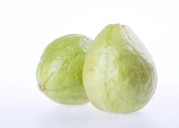 Guayaba (guayaba tropical fresca) sobre fondo blanco . — Foto de Stock