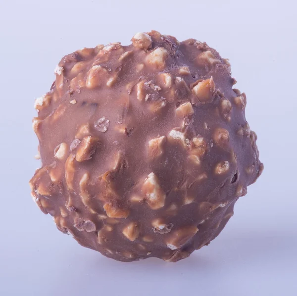 Choklad boll eller choklad bonbon på en bakgrund. — Stockfoto