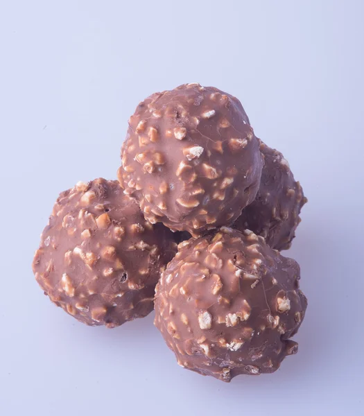 Шоколадный шарик или шоколадный бонбон на фоне . — стоковое фото