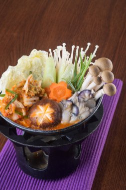 Japon mutfağı. güveç arka planda