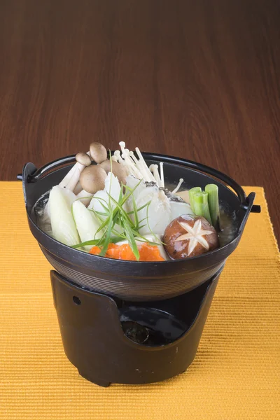 Dania kuchni japońskiej. gorący garnek na tle — Zdjęcie stockowe
