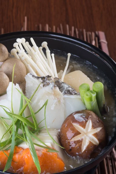 อาหารญี่ปุ่นค่ะ หม้อร้อนบนพื้นหลัง — ภาพถ่ายสต็อก