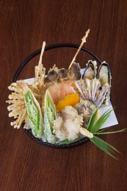 Japon mutfağı. tempura. derin kızarmış karışık sebze üzerinde backg