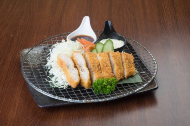 Japon mutfağı. arka planda kızarmış balık