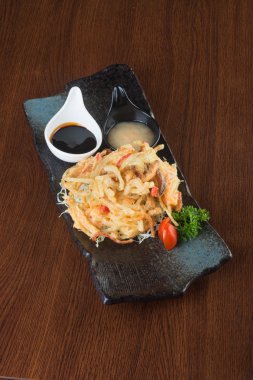 Japon mutfağı. tempura. derin kızarmış karışık sebze üzerinde backg