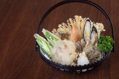 Japon mutfağı. tempura. derin kızarmış karışık sebze üzerinde backg