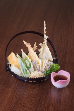 Japon mutfağı. tempura. derin kızarmış karışık sebze üzerinde backg